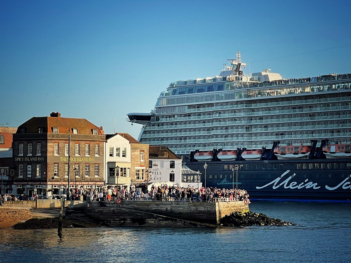 Largest cruise ship that @PortsmouthPort has seen departed yesterday evening 

#portsmouth #portsmouthport #tuicruises #meinschiff