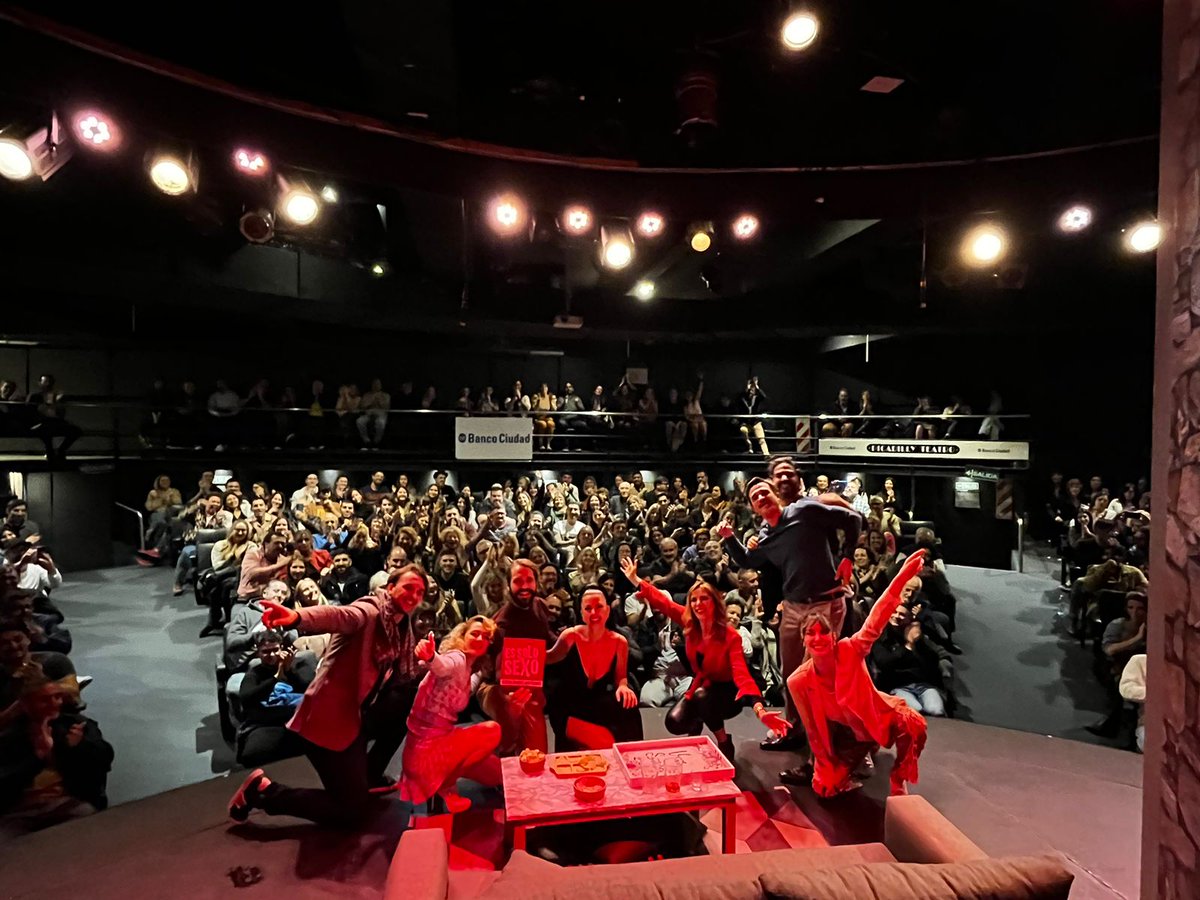 Gracias totales!!! Localidades agotadas! Cada noche es una fiesta 🥳 Felicitaciones a todo el equipo de "Es sólo sexo"!
Elenco: <a href="/adrusalonia/">Adriana Salonia</a> <a href="/paumoralesok/">Paula Morales</a> @juanignaciocane <a href="/mechisoy/">Guardando User</a> <a href="/alfonsobenja/">Benja EME</a> #ignacioserricchio 
Participación especial <a href="/yanigiovannetti/">Yani Giovannetti</a>
Dirección: <a href="/ivansineiro/">Iván Sineiro</a>