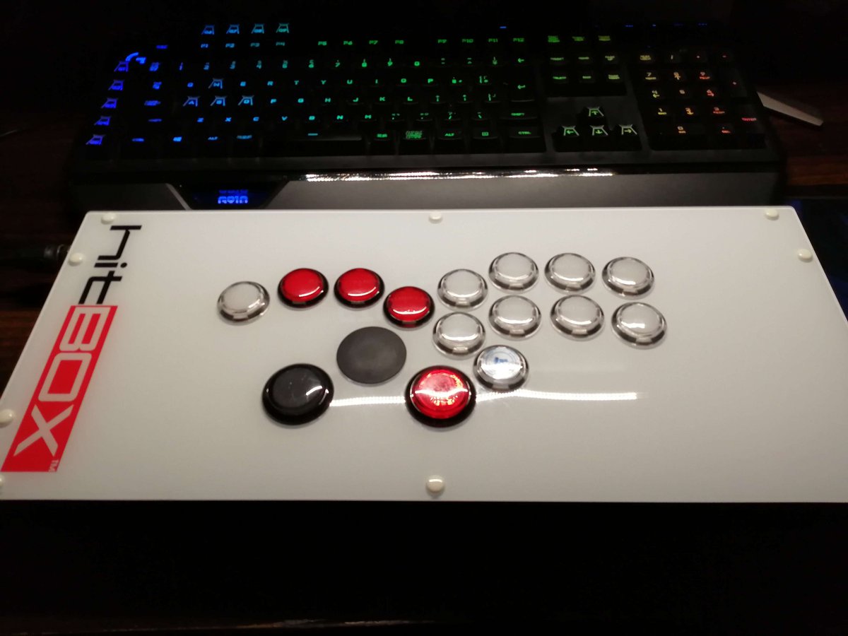 Hit Box Arcade Controller ボタン交換品 今日スト6用に改造して完成したhitboxはこちらです👀 ボタン配置はこれ