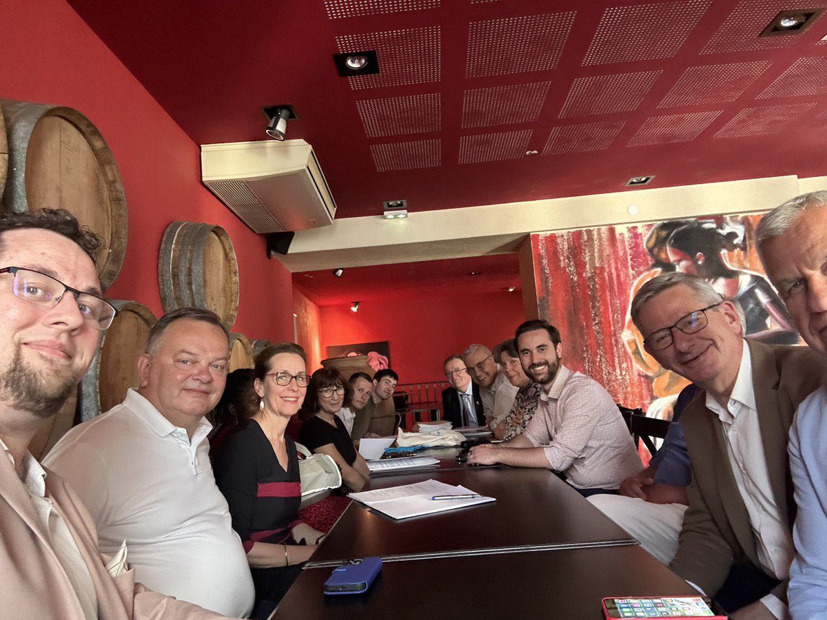 fabienne_keller's tweet photo. Merci aux militants @Renaissance63_ et leur président @BlondeauAlexis pour l’accueil chaleureux hier soir à Clermont-Ferrand. 

Échanges passionnants sur l’actualité européenne et notre action au Parlement européen 🇪🇺

Plaisir aussi d’évoquer les liens entre Strasbourg et Clermont Ferrand tissés depuis la guerre, mais aussi les défis de la desserte ferroviaire.