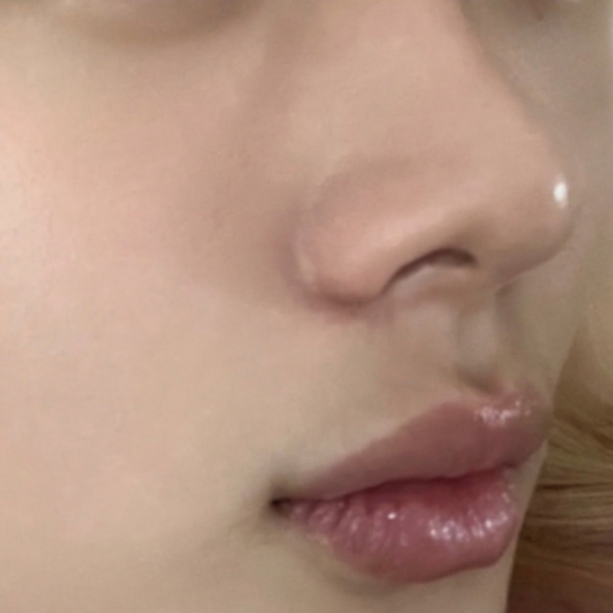 그리구 디엠으로 피부 얘기 나와서 그러는데 반짝 반짝 함니다 구독깅친구 물 마니마니 머거용🤍🤍🤍 사랑해