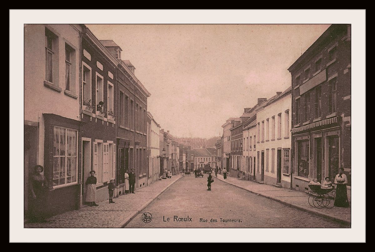 Aujourd'hui, c'est jour de fête... j'ouvre mes achats Delcampe.net !!! 🥰🥳

Un petit bond dans le temps jusqu'au début du XXème siècle, la Belle Époque ! ⌛

Voici une carte postale de Le Roeulx, la ville où j'ai grandi ! 😉

Qu'en pensez-vous les ami.e.s ? ☺️
