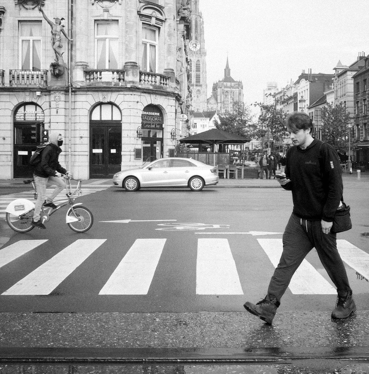 On a rainy day I met up with my friend Arne for some street photography in the city. It was super fun but it´s not always easy to get good photos when you're not completely focused on the photography. In the end I´m happy with a few. This is one of them.