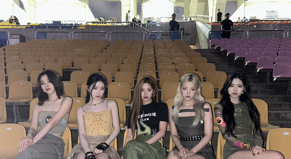 [ #드림콘서트 ]
곧 ITZY 무대가 시작됩니다⚡️
ITZY will be on stage soon❤️‍🔥

#ITZY #MIDZY <a href="/ITZYofficial/">ITZY</a>
