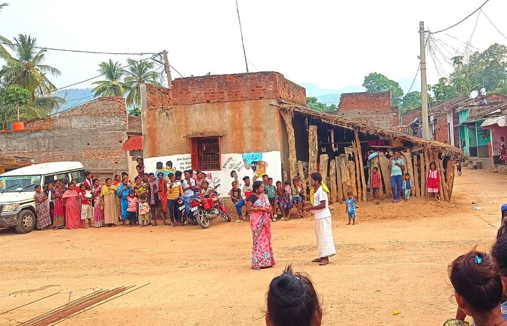 WCDOdisha's tweet photo. In Rayagada, folk shows take center stage to spread awareness and inspire action against child marriage. Together, we can create a future where every child is safe and free. #ChildProtection #FolkForGood @MinistryWCD @NCPCR_ @Shubha_Sarma @DM_Rayagada @OSCPSODISHA @UNICEFIndia https://t.co/cNJnvXebV8