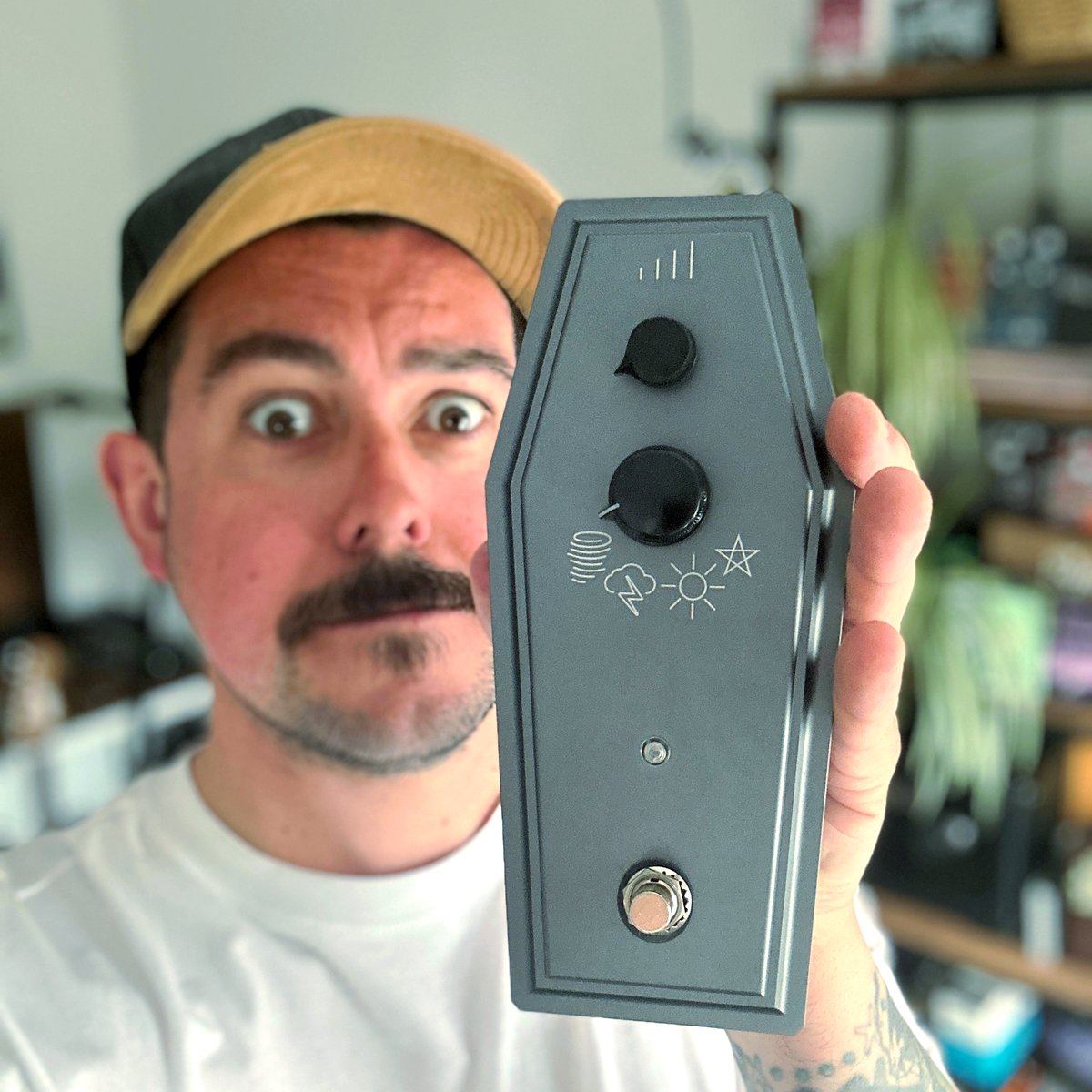 guitarnerds's tweet photo. Good lord! This @vvcopedals fuzz is so good it's going to put me in an early grave! https://t.co/7SYwDUy0Wp