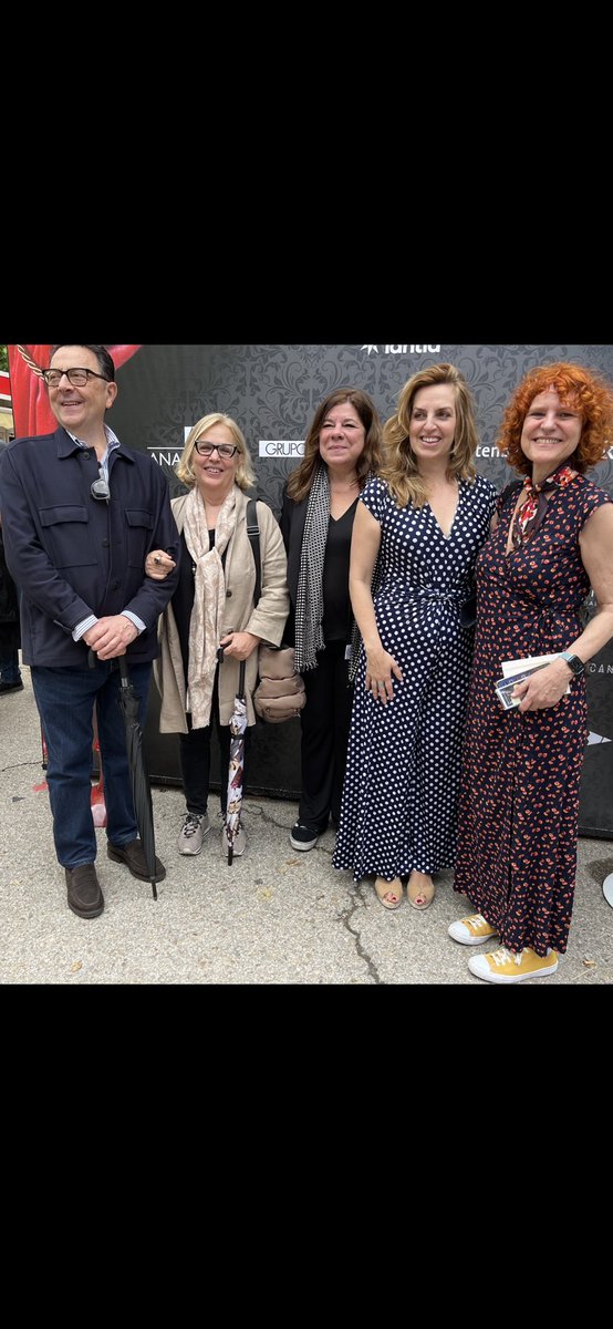 Con ⁦<a href="/RaquelLojendio/">Raquel lojendio</a>⁩ ⁦⁦<a href="/Beacelaya/">Beatriz Celaya</a>⁩ y ⁦<a href="/laralopezrne/">Lara López</a>⁩ en la ⁦<a href="/FLMadrid/">Feria del Libro de Madrid</a>⁩, en la presentación de “La piel del gecko” ópera prima de Raquel Lojendio.