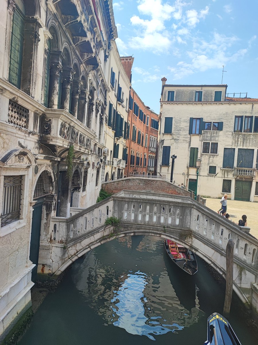 Dünyanın en güzel tarihi Şehirleri arasın da bulunan 
Venezia / Venedig dan herkese selamlar,
 güzel bir gün dilerim.
Kendime biraz gezeyim.
Iyi günler & Dembaş 💜🌹