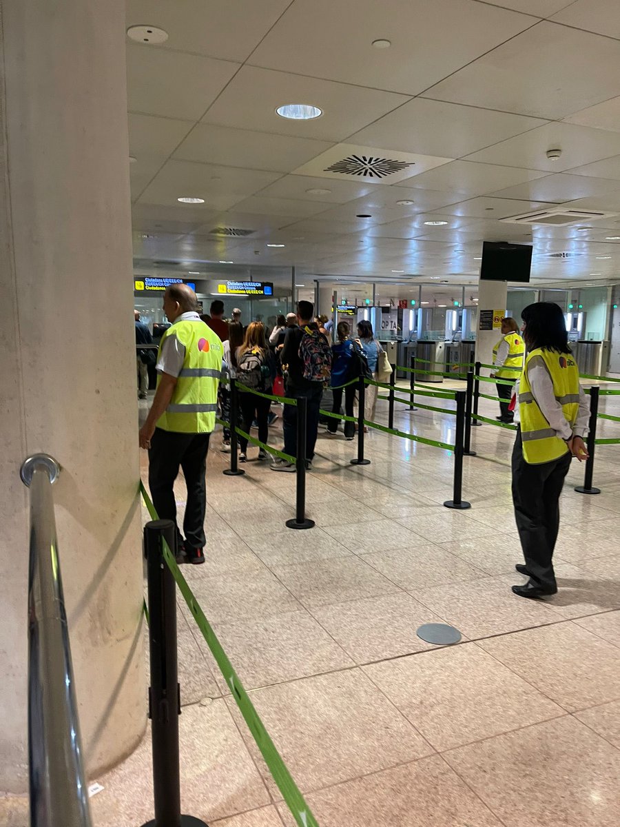 Always a pleasure to take an extra hour clearing immigration 👍🏼

It gives us Brits a chance to properly admire the beauty of our shiny new blue passports for longer! 🥹

#BrexitBenefits 🇬🇧 
Barcelona Airport 🛂