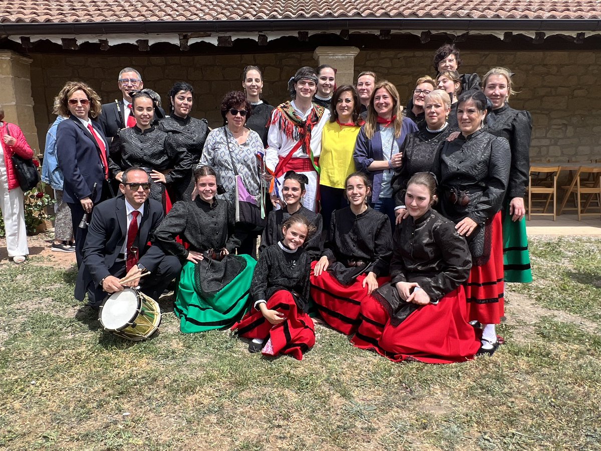 🥳👏🏼Celebramos con nuestros amigos y amigas de #Rodezno su romería. ¡Cuánta alegría da ver a los jóvenes del grupo de danzas disfrutar de sus tradiciones!