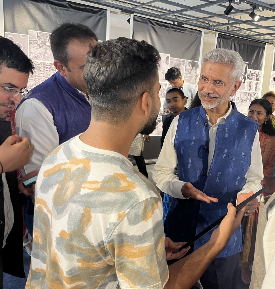 vinay1014vc's tweet photo. Feeling incredibly proud and grateful to have hand-drawn this portrait of Dr. S Jaishankar, our esteemed leader and diplomat. A moment of sheer joy to present it to him in person. ๐จโจ #ArtisticTribute #Honored #DrJaishankar #HandDrawnPortrait https://t.co/LblsbqIwcN