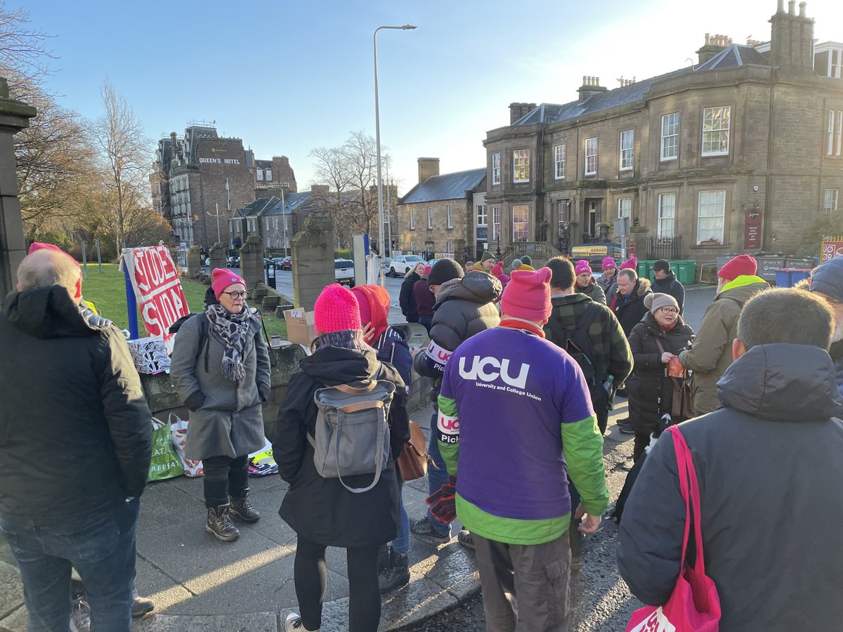 Friends, colleagues, student supporters, dogs and 🍕lovers join us on the picket line from 0800 this coming Wednesday.  We must resist the threat of 100% deductions for MAB participation. 
⁦@UCUScotland⁩ ⁦@ucu_solidarity⁩ 
#ucuRISING 
#allTheBestPicketLinesHavePizza