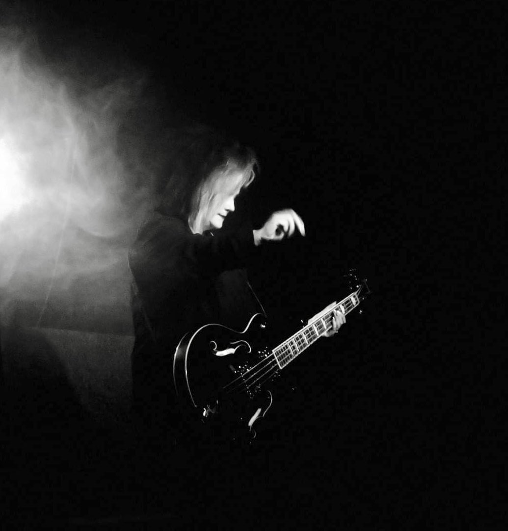 Taking my Gretsch bass through her paces at last night’s gig in Wakefield. 📸 Markosi Gonzarelli Gascoigne @gretsch #livemusic #gigs #grassrootsmusic #alternativemusic #darkwavemusic #postpunk