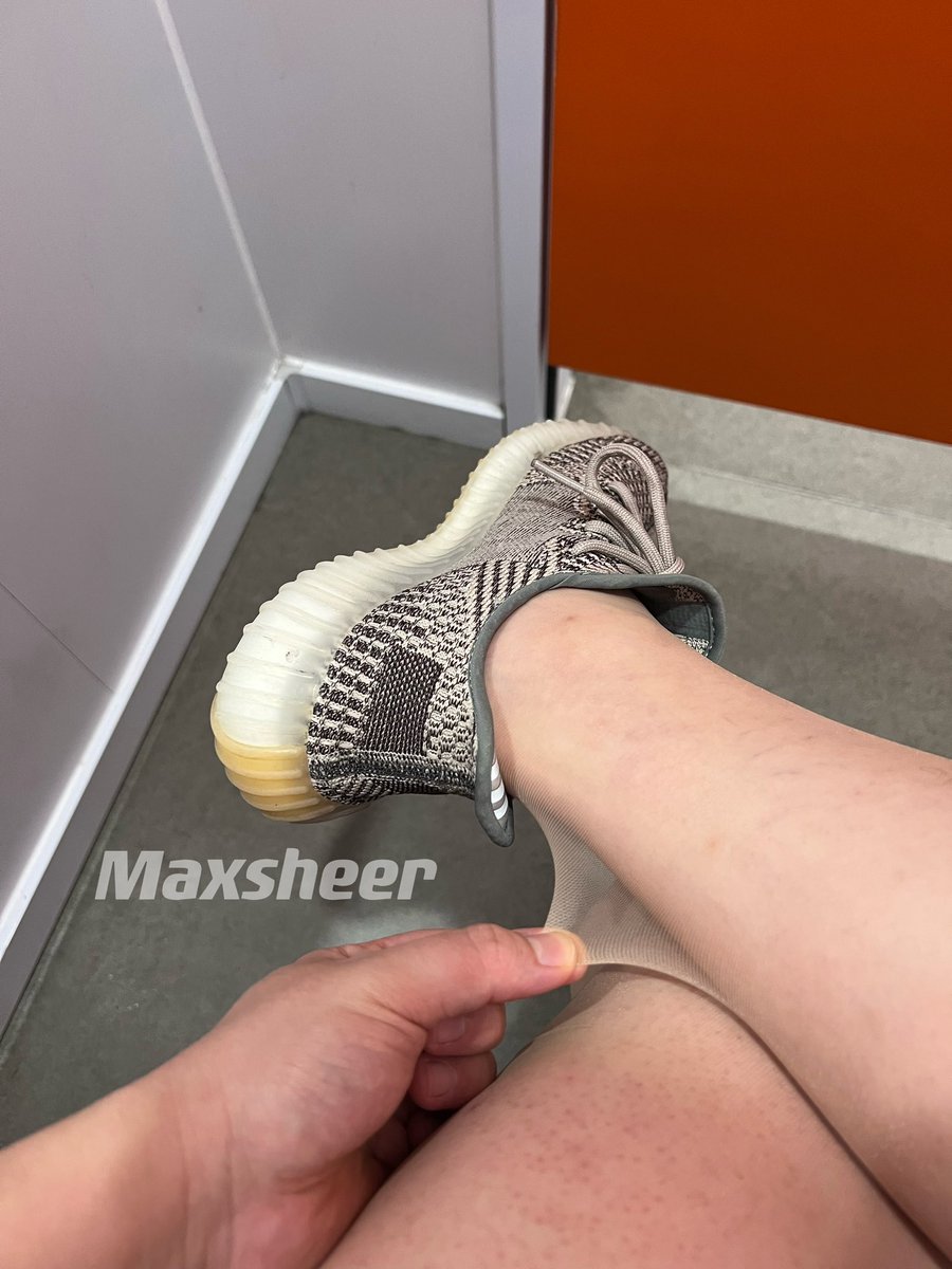 max_sheer's tweet photo. From Metro to Gym
Mantyhose in public https://t.co/rhet5I39a7