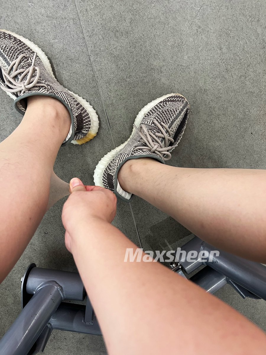 max_sheer's tweet photo. From Metro to Gym
Mantyhose in public https://t.co/rhet5I39a7