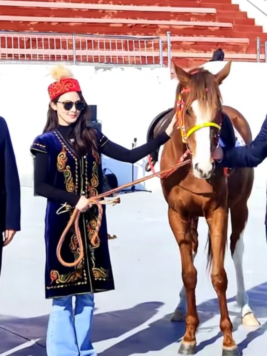 Peng Xiaoran Reuters for The Lengend Movie? Not sure. 😄✌️ Anyway, she's so pretty here. 😍 and the horse looks like her little red horse from GMP. 🥺💕
#TheLegend #Legend #传说
#PengXiaoran #彭小苒