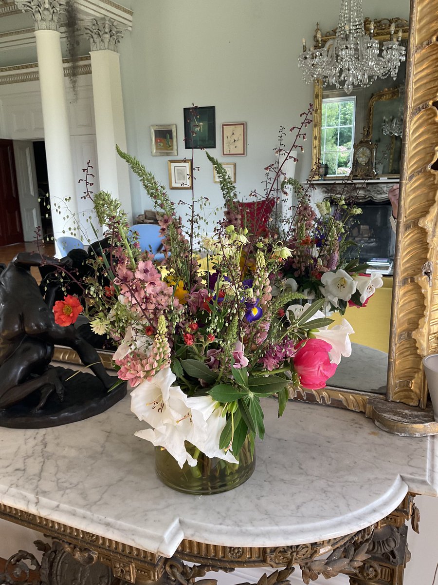 As ⁦@The_RHS⁩ #chelseaflowershow 2023 draws to a close, an arrangement of flowers picked from our gardens last night and made by my wife