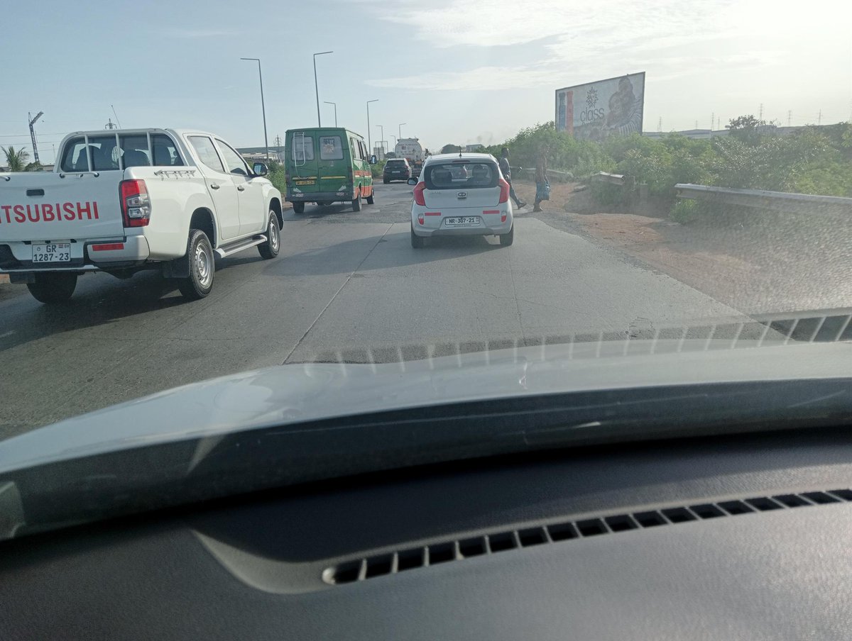 eyasante's tweet photo. @mrhgovgh thanks for fixing our road at Manet Junction. Saw road works yesterday ๐. Some work on the motorway, around the Nutrifoods is enabling traffic to move faster. Appreciation ๐๐ #solutionminded https://t.co/wWw50fRZ2W
