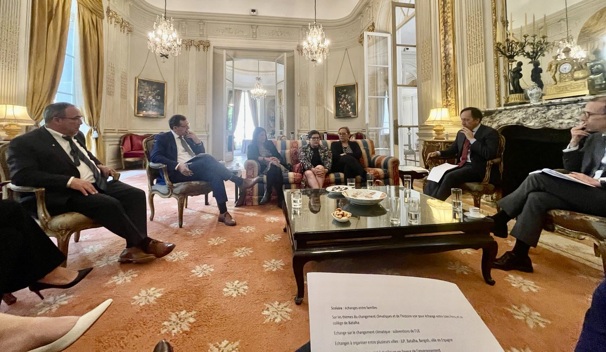 🇫🇷🇵🇹 Une délégation d’Elu(e)s organisé par <a href="/ACTIVA_FR_PT/">ActivaFrancePortugal</a>, le groupe d’amitié des villes jumelées, a rencontré @José Augusto DUARTE, Ambassadeur du Portugal en France. Au programme: jumelage, cooperation, enseignement du portugais en France, citoyenneté, 50 ans du 25 avril 1974.👌