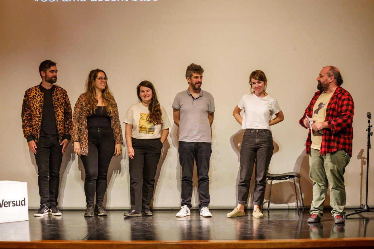 mcaliteraria's tweet photo. Ahir el Teatre de Santanyí va acollir la 3a Trobada #Versud Poètica, enguany amb l’accent posat en poetes que escriuen en euskera. Amb @itzugarte, @OihanaArana, @hedoi_etxarte, Laura Torres i @joantomas_mg. Continuam expandint la poesia! ✨

Fotos: Tolo Balaguer https://t.co/NeCtycn7JF