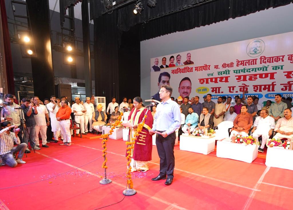 aksharmaBharat's tweet image. निकाय चुनाव में आगरा की नव निर्वाचित महापौर श्रीमती हेमलता दिवाकर जी एंव सभी पार्षद गण के शपथ ग्रहण समारोह में शामिल हुआ।

भारी जनसैलाब के बीच संपन्न इस भव्य कार्यक्रम से एवं लोगों के स्नेह से अभिभूत हूँ।

टीम आगरा को पुनः बधाई व शुभकामना। 

#जय_भाजपा_तय_भाजपा #TripleEngine…