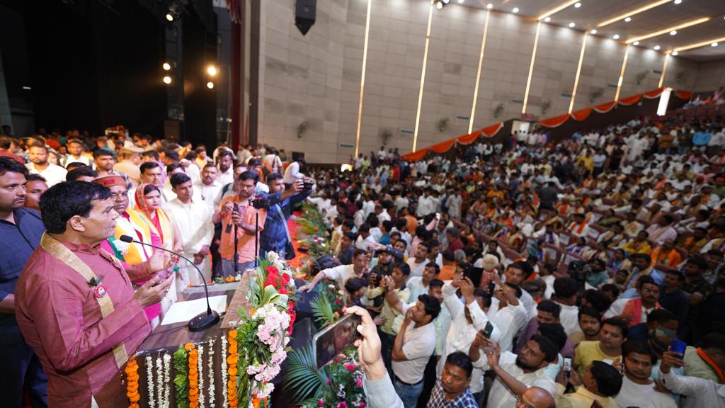 aksharmaBharat's tweet image. निकाय चुनाव में आगरा की नव निर्वाचित महापौर श्रीमती हेमलता दिवाकर जी एंव सभी पार्षद गण के शपथ ग्रहण समारोह में शामिल हुआ।

भारी जनसैलाब के बीच संपन्न इस भव्य कार्यक्रम से एवं लोगों के स्नेह से अभिभूत हूँ।

टीम आगरा को पुनः बधाई व शुभकामना। 

#जय_भाजपा_तय_भाजपा #TripleEngine…