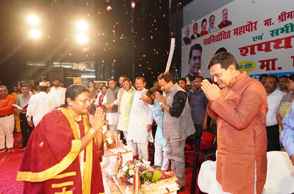 aksharmaBharat's tweet image. निकाय चुनाव में आगरा की नव निर्वाचित महापौर श्रीमती हेमलता दिवाकर जी एंव सभी पार्षद गण के शपथ ग्रहण समारोह में शामिल हुआ।

भारी जनसैलाब के बीच संपन्न इस भव्य कार्यक्रम से एवं लोगों के स्नेह से अभिभूत हूँ।

टीम आगरा को पुनः बधाई व शुभकामना। 

#जय_भाजपा_तय_भाजपा #TripleEngine…