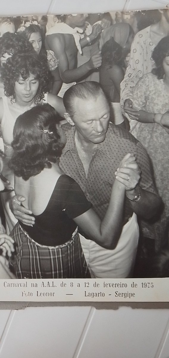 araoaju's tweet photo. Meu avô Arão com minha avó nitinha curtindo o carnaval  na  A.A.L. 🦎 no ano 1975. Saudade eterna. Só gratidão https://t.co/DR3VvOHehP