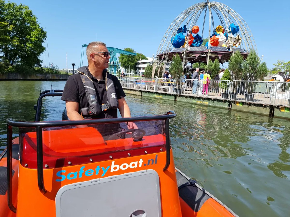 Afgelopen week zijn wij aanwezig geweest bij een groot bedrijfsevent in Utrecht. De bezoekers konden wateractiviteiten doen. Zoals waterfietsen en in grote ballen het water op. Wij waren aanwezig met een reddingsboot voor de veiligheid en ondersteuning. safetyboat.nl