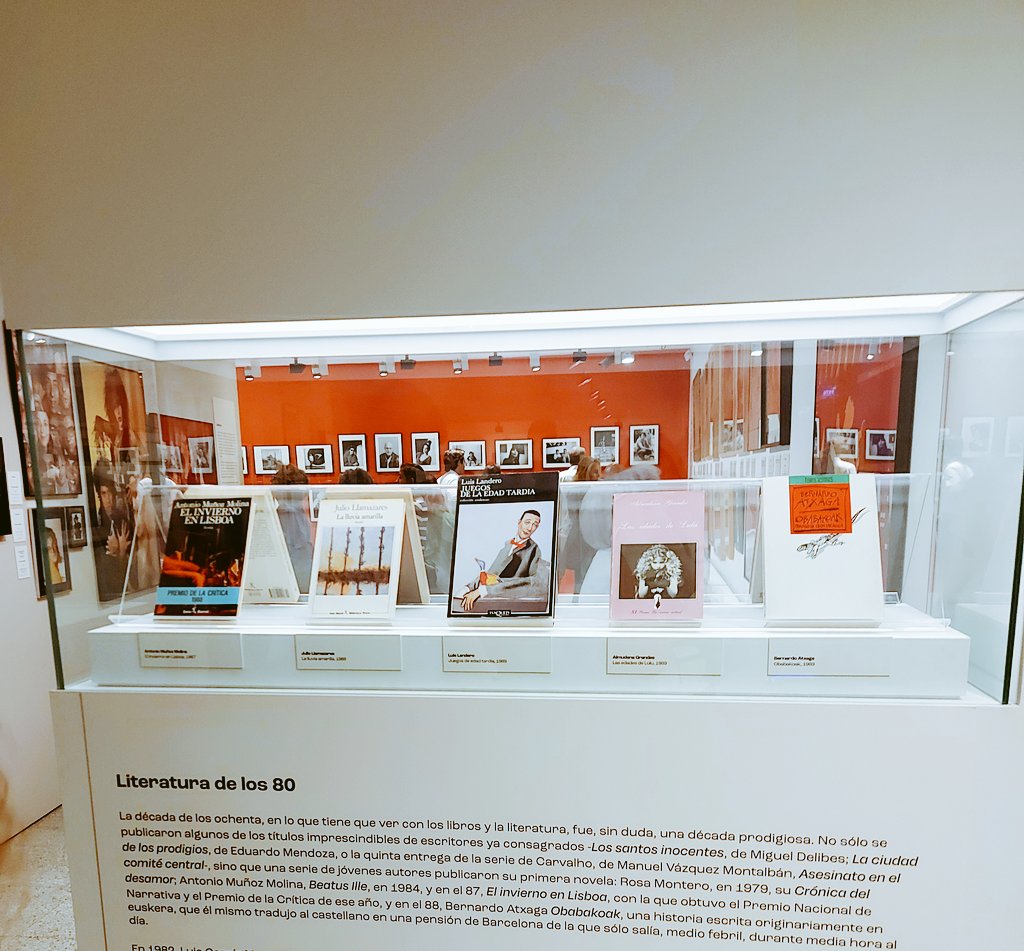 GabrielaBustelo's tweet image. Me entrevista en una cafetería de Plaza de Castilla un estudiante de 4° de Periodismo para un trabajo sobre #laMovida. Le explico que fue la última etapa libre, previa al secuestro institucional de la Cultura española. 

Entramos en la exposición sobre los Años 80 de la