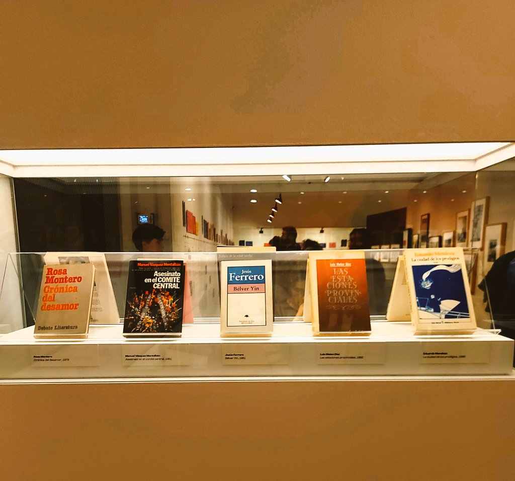 GabrielaBustelo's tweet image. Me entrevista en una cafetería de Plaza de Castilla un estudiante de 4° de Periodismo para un trabajo sobre #laMovida. Le explico que fue la última etapa libre, previa al secuestro institucional de la Cultura española. 

Entramos en la exposición sobre los Años 80 de la