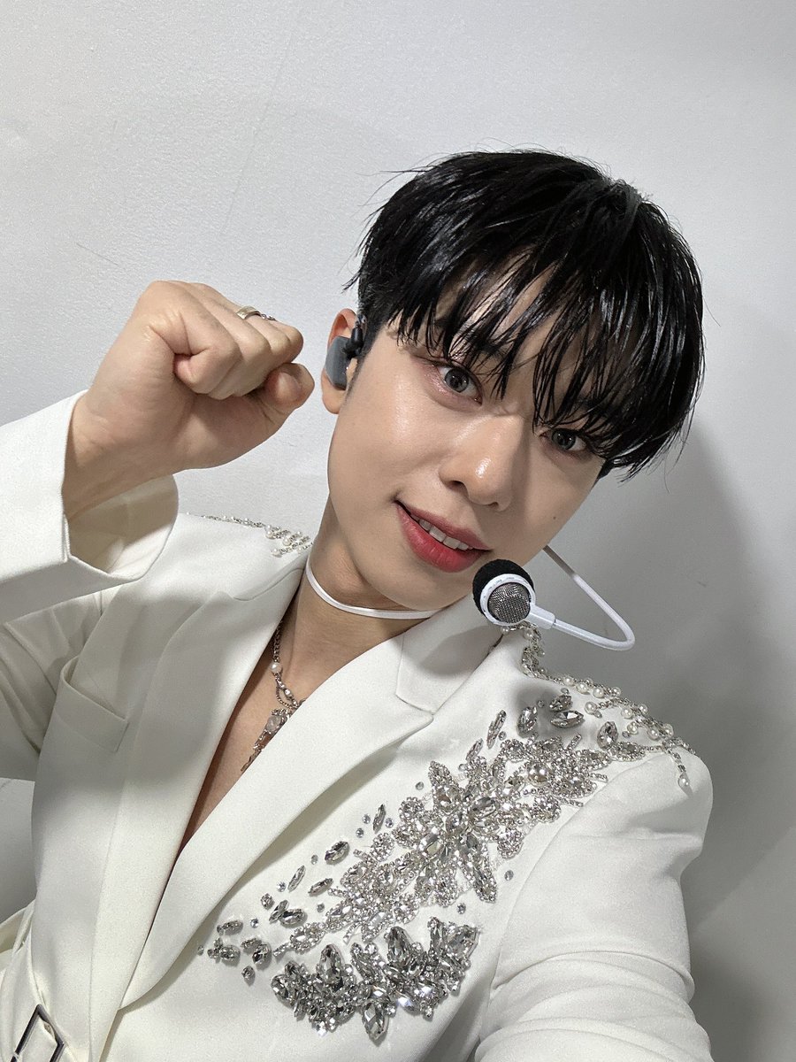 AB6IX_MEMBERS's tweet photo. 오늘 공연장 와주신 모든 에비뉴들 랜선으로 응원해준 에비뉴들 모두모두 고마워요 내일도 화이팅 할게요!!!💙💙 https://t.co/i0T05s7Drl