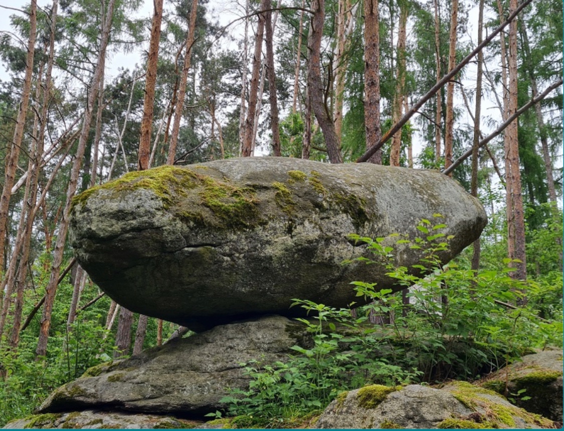 Vindiš logan stone, a quite enormous piece of granite balanced on the bedrock. #CzechRepublic on the hill Na krámcích which translates as 'At the shops'. Why 'at the shops'? Read on for the answer. Thread 1/ #SuperstitionSat #MedievalMonday