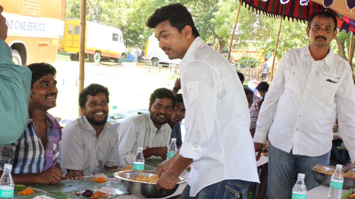 3) #Kaththi wrap-up party,Biriyani to cast, crew 🍚😍 ARM serving to @actorvijay, & he serving ARM, foreign artists🤩 #Varisu #Leo #Thalapathy68 @ARMurugadoss