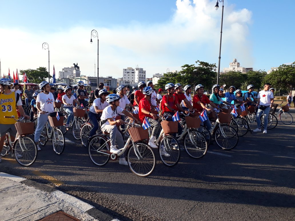 Caravana contra el bloqueo este sábado en #LaHabana.  Jóvenes de la capital repudiaron esta injusta política  que afecta a la Mayor de las Antillas. 
<a href="/radiorebeldecu/">Radio Rebelde - Cuba</a>