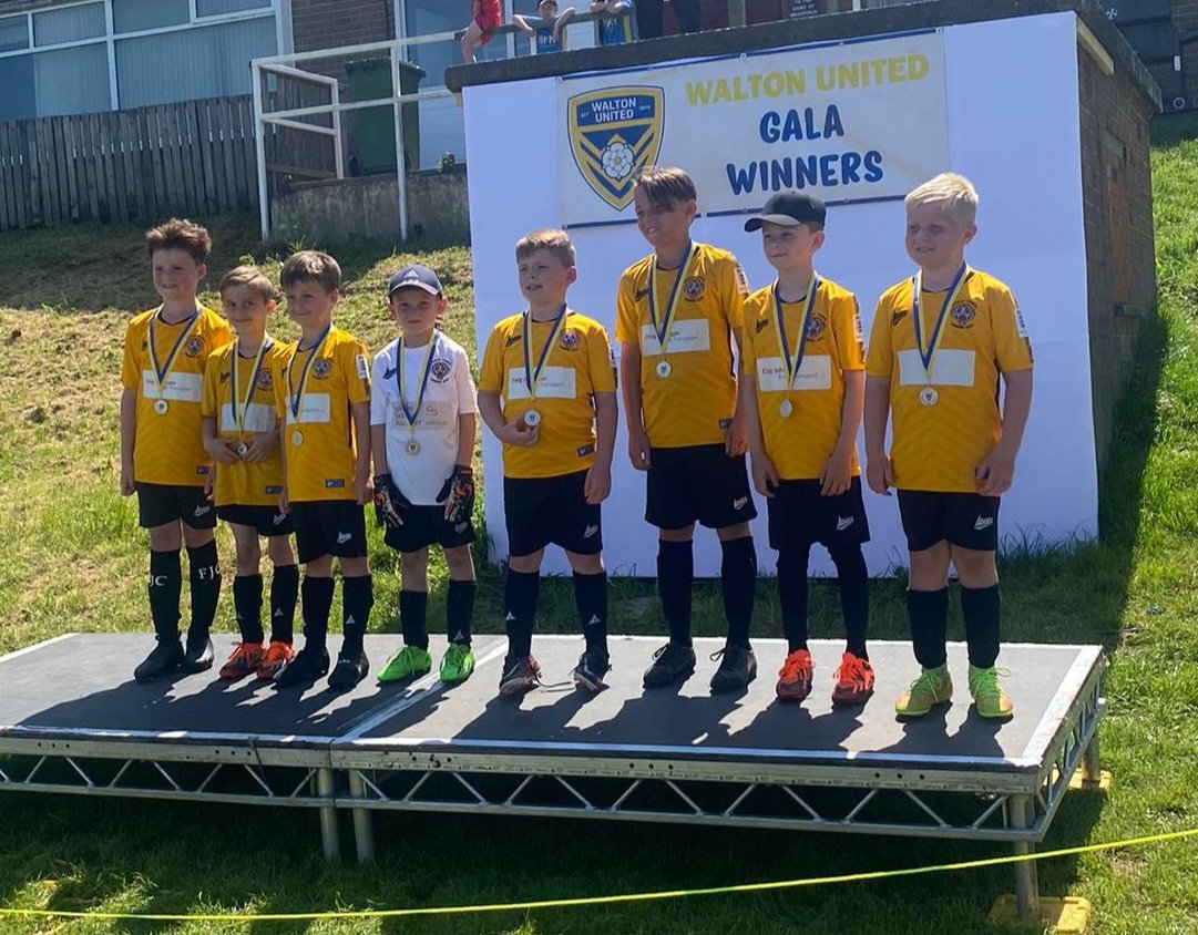 stevie1w's tweet photo. 1st tournament of the year in Wakefield the boys played amazing and came 2nd place. Kaiden bagged most improved for his impressive defending 🤩 @BoothferryPS @MrsConstableBPS https://t.co/qW09eFFBVO