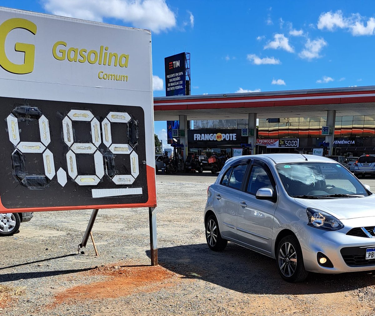 E CAIU NOVAMENTE O VALOR DA GASOLINA AQUI EM BRASÍLIA. OBRIGADO PRESIDENTE LULA!