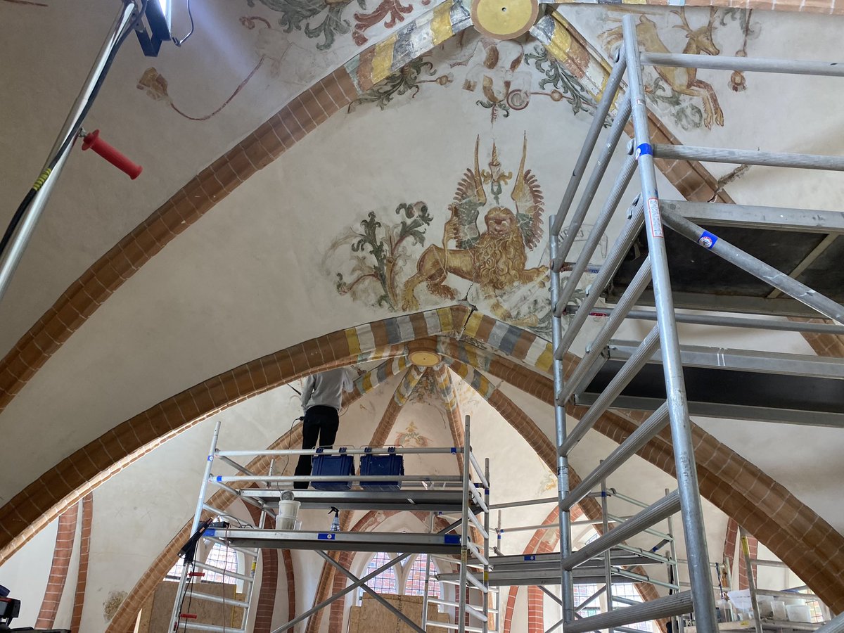 DanielOudman's tweet photo. Middeleeuwse kerk met schilderingen in het  een Groningse ‘ t Zandt. Herstel mijnbouwschade, onderhoud pleisterwerk en conservatie schilderingen. In opdracht en samenwerking met OUOU #restauratoren. Dit keer met #ongebluste #kalk #hotlime #tradtioneel #pleisterwerk #scheuren https://t.co/LvKLlyhihV