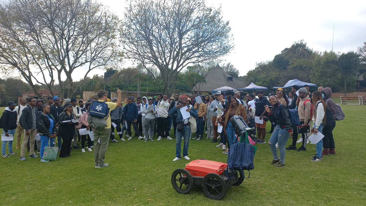 Showing the Civil Engineering 2 students geology in action at the #waltersisulubotanicalgardens <a href="/WitsGeoscience/">Wits Geosciences</a>