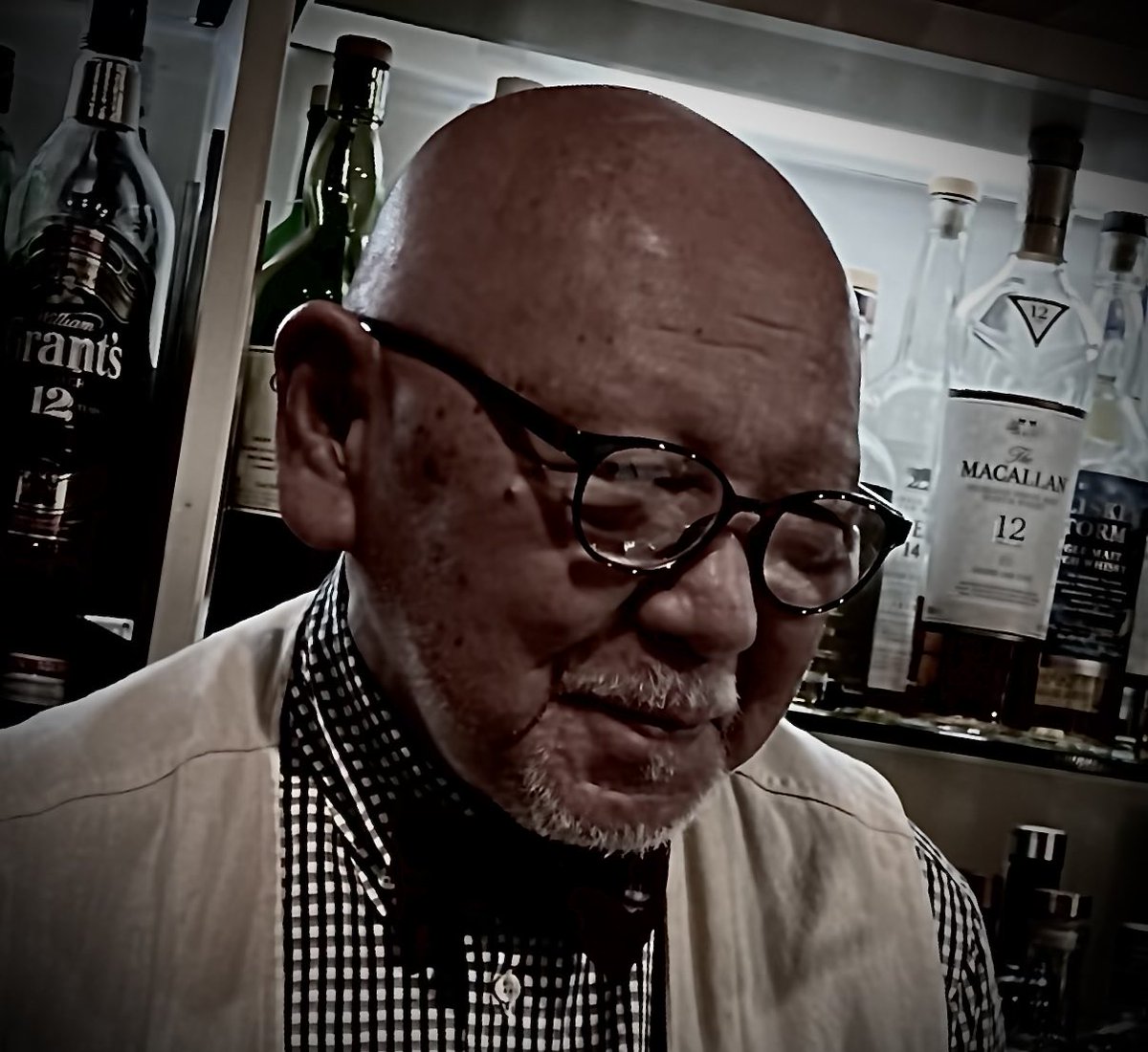 B's Bar name F tweet media