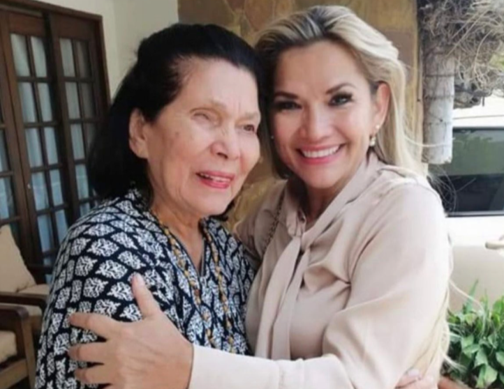 Hace 806 días que me prohíben verte y abrazarte junto a mis hijos, nuestra familia. Dios nos bendice con tu vida, mi Reina amada.  Abracen a sus mamás y díganles cuánto las aman cada día. Todo mi amor a mi madre y a cada una de las invalorables e inclaudicables madres bolivianas.