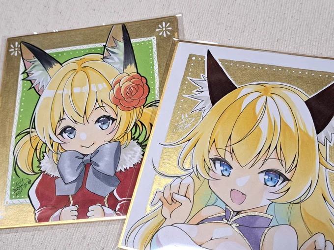 こちらお知らせ忘れそうになった新作色紙です 大色紙1枚とミニ色紙2枚。クリスマスみたいな配色になっちゃったミニ色紙はポストカード絵のキットギツネちゃんです #秋葉原超同人祭 #アナログイラスト #コピックイラスト