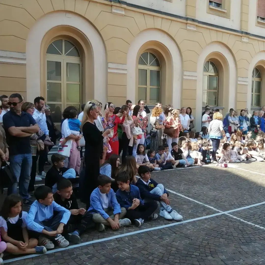 AnnaCaldara's tweet photo. FESTA della nostra SCUOLA PRIMARIA del PAOLA DI ROSA di Lonato del Garda...
Insegnanti Alunni Genitori Parenti ex Alunni Amici https://t.co/1pbbmXBgHk