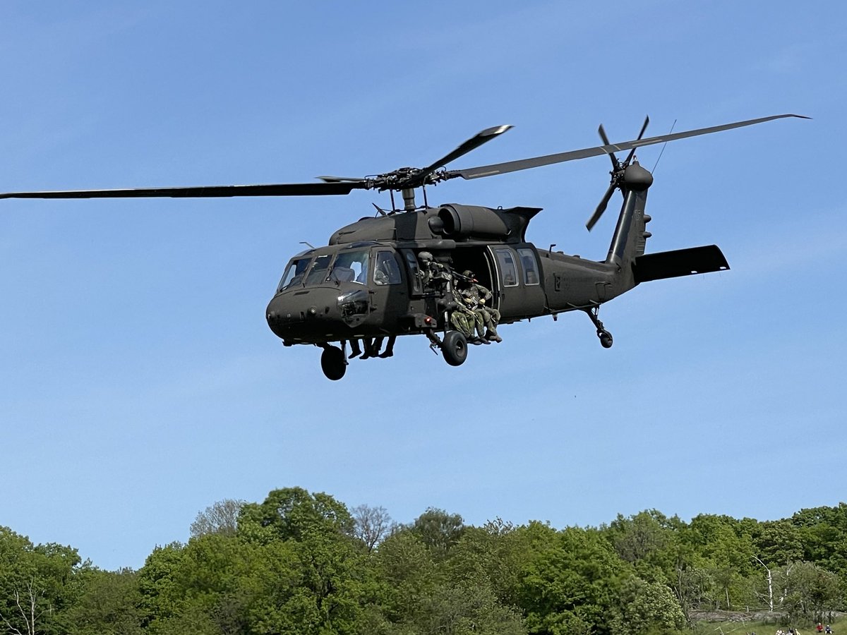Fin uppvisning av ⁦<a href="/31bataljon/">31. Jägarbataljonen</a>⁩ och 2. helikopterskvadron när Armén firade 500 år idag. Fantastiskt att se en vision förverkligad.