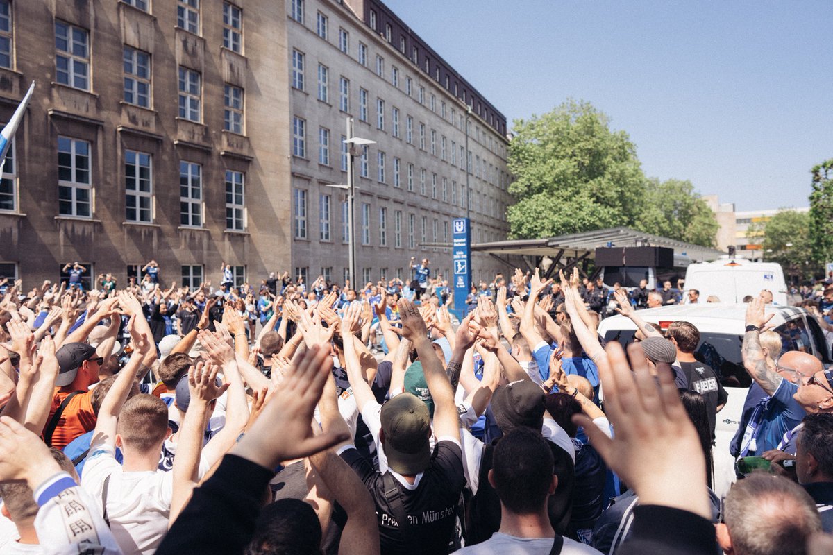 VfLBochum1848EN's tweet photo. Impressive fan march before the game, everyone has arrived and up for it😎 Who’s ready for #BOCB04?! 🙌 https://t.co/ZuS8jqyPYt