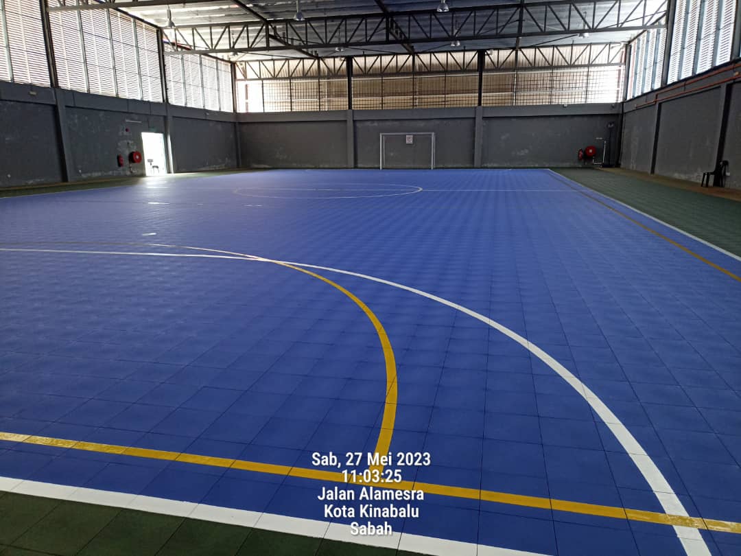 TARUMT_Sabah's tweet photo. Things are just getting betterπͺπͺ..new flooring for futsal/netball & basketball/volleyball court at alamesra campus..students gonna love it!! ..Open for public booking too, call 88348080/011-10825619 for more information. #TARUMT #TARUMTSabah #Alamesra https://t.co/dzzYfGq3VX