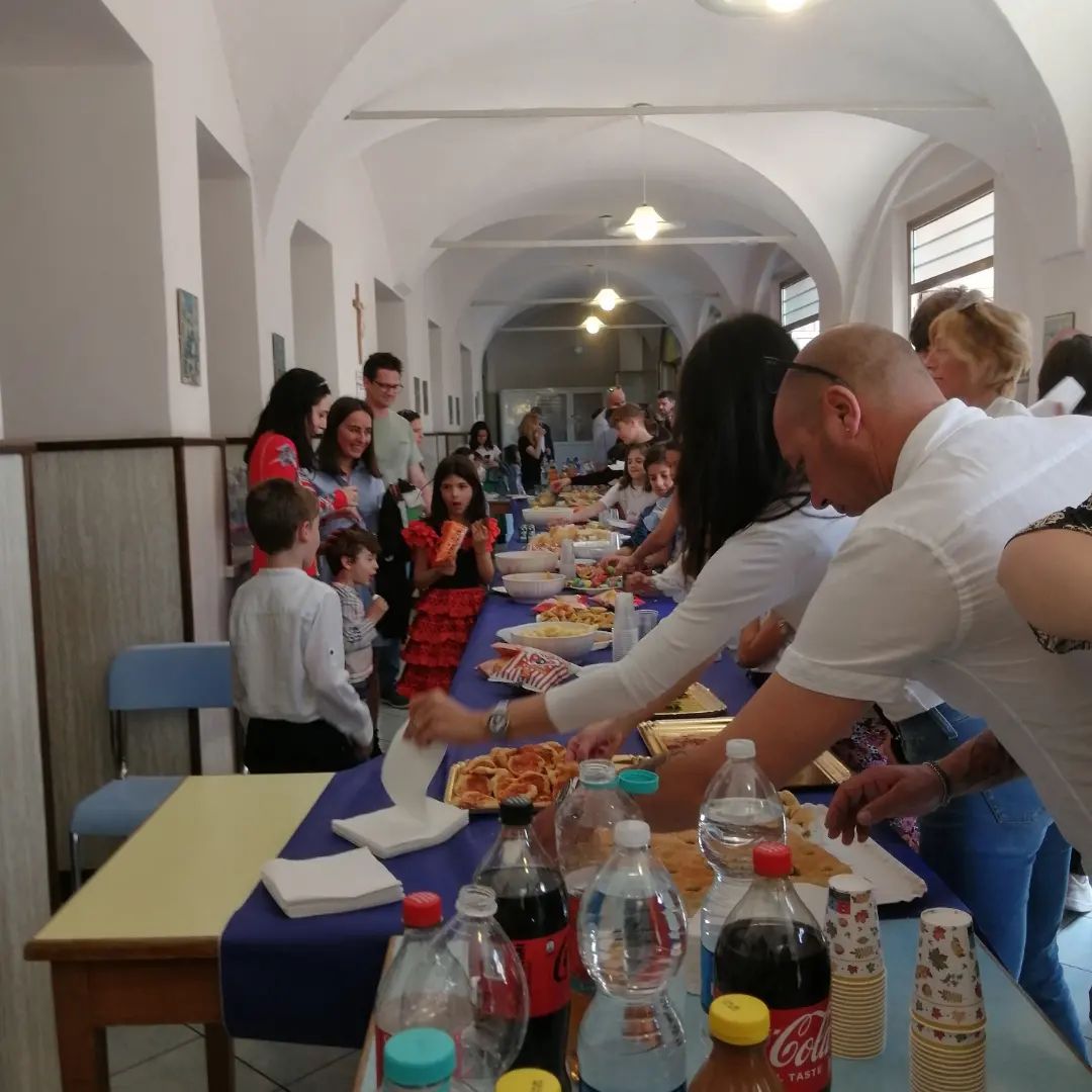 AnnaCaldara's tweet photo. IN FESTA alla Primaria paritaria PAOLA DI ROSA di Lonato del Garda https://t.co/Lukk1Y6PgR