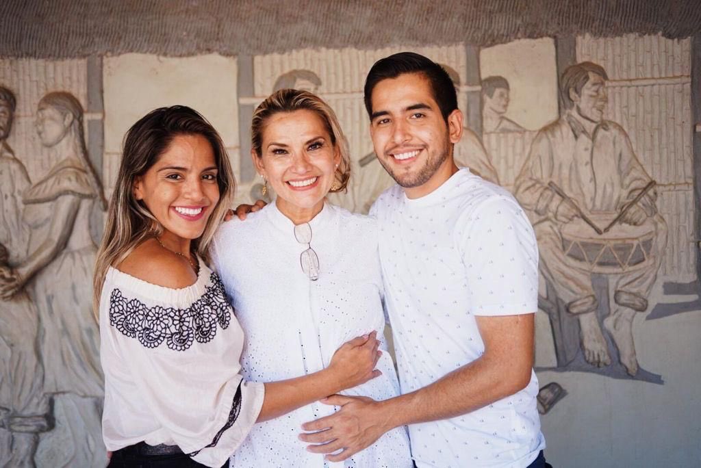 Mi mami, mi ejemplo de vida y templanza, me enseña que el amor vence al odio. Me inspira para seguir luchando. Gracias por ser mi refugio y fortaleza, por mostrarme que la vida es hermosa y que el sacrificio tiene recompensa. Gracias a Dios por elegirte para ser mi mamá. Te amo.