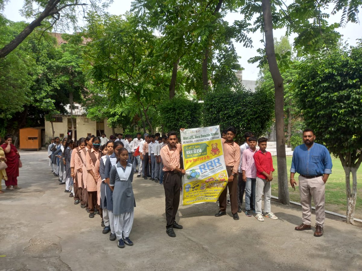 'Meri Life, Mera Swachh Shehar' campaign: 
Students join hands with civic body teams, spread awareness about RRR centres, 'swachhta' 
.
.
#MeriLifeMeraSwachhShehar #AwarenessCampaign #RRR #ReduceReuseRecycle #CleanCity #YouthEngagement #CMOPunjab #MCL #MCLudhiana @punjabgovtindia