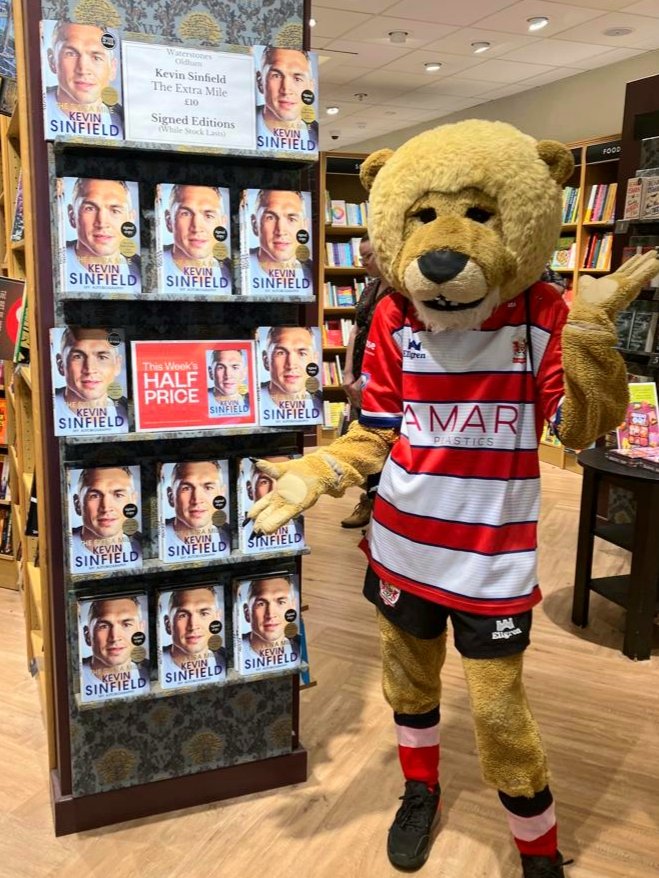 Great to have @RoaryRoughyed in our bookshop today! He was in for @oldhamshopping Kids Club but couldn't resist a photo with Kevin Sinfield's wonderful new book
@Oldham_Hour 
#HalfTerm #lovebooks #lovesport
